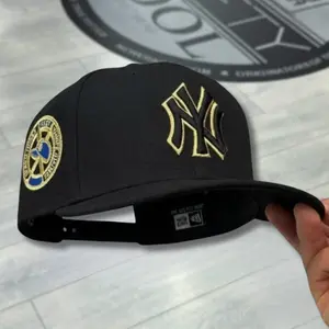 New Era 9FORTY New York Yankees Black & Gold Flat Brim Snapback Cap – Embroidered NY Logo Baseball Hat with Championship Side Patch, Collector’s Limited Edition 2026 Urban Streetwear Gorra premium, moda urbana para hombres y mujeres