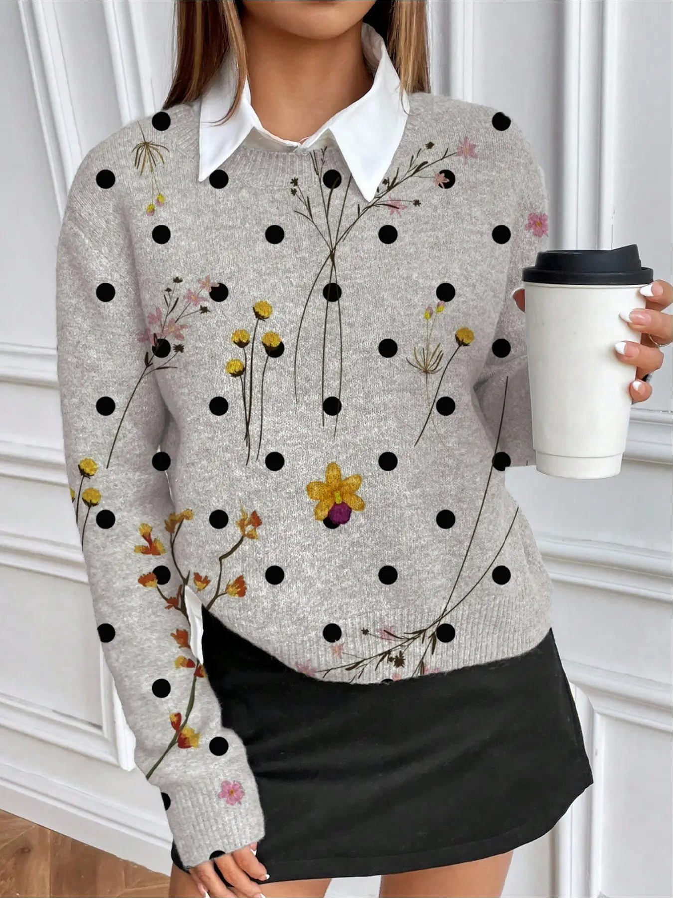 Relaxed style round-neck polka dot printed long-sleeved knitted sweater. Suitable for autumn and winter seasons. It is both casual and elegant, and can be worn for commuting, layered or worn alone.