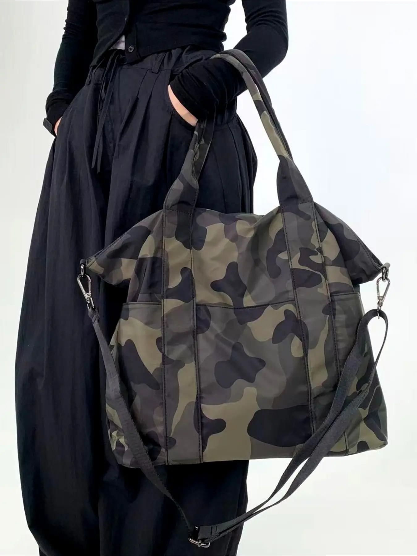 Ladies' casual large capacity nylon shoulder bag, Casual Messenger Bags, multi pocket retro street style bag, oversized, camouflage pattern, front pocket handbag, suitable for daily use and vacation, Crossbody Messenger Bag, Zipper crossbody bag