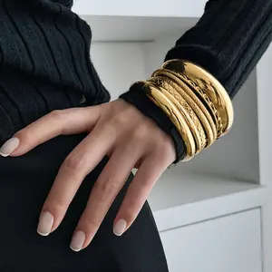 Trendy Shiny Metal Bangle Set 6-Piece Smooth Textured Finish Minimalist Fashion Hand Non-Fading Stackable Bracelet Set for Stylish Outfits