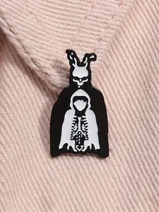 Horror Movie Breast Pin & Flip Neck Badge - Zinc Alloy Jewelry Gift for s, Friends, Horror Fans -  Halloween Unique Gothic Accessory for Casual Attire