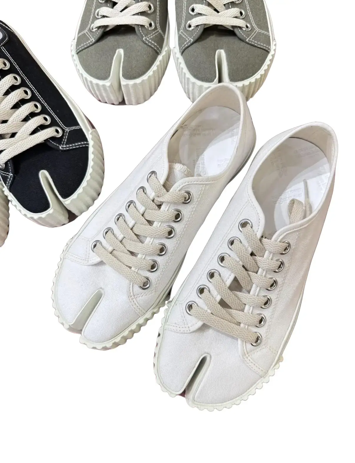 Avant-garde Tabi Canvas Biscuit Shoes, New Fashion Split-Toe Casual Flat Shoes. Soft and skin-friendly canvas upper, wear-resistant flat sole, comfortable shoes for all-day walking. Popular street style split-toe shoes.