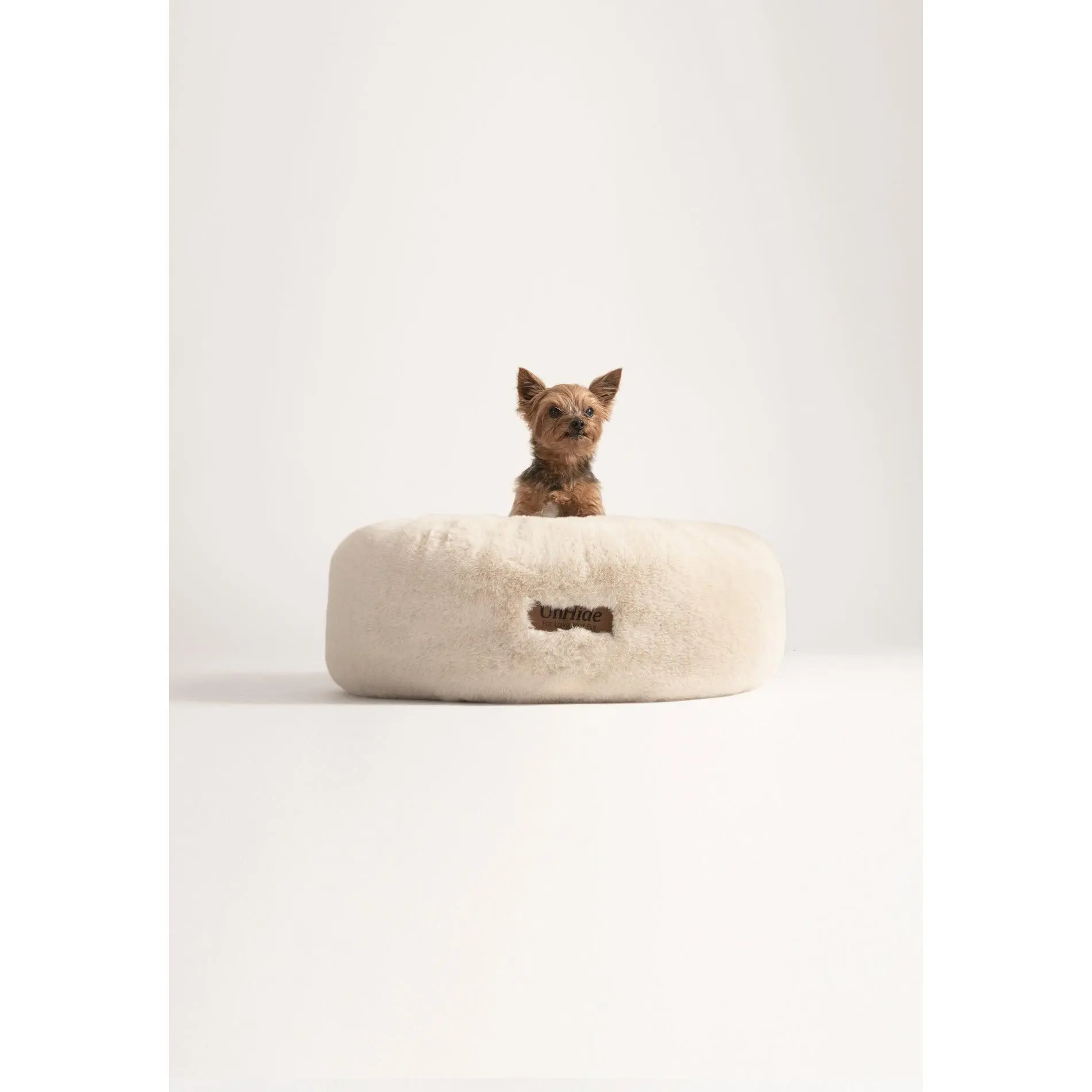 Floof Donut Pet Bed - Soft Faux Fur, Plush Design, Ideal for Pets, Comfortable and Secure Sleeping Place