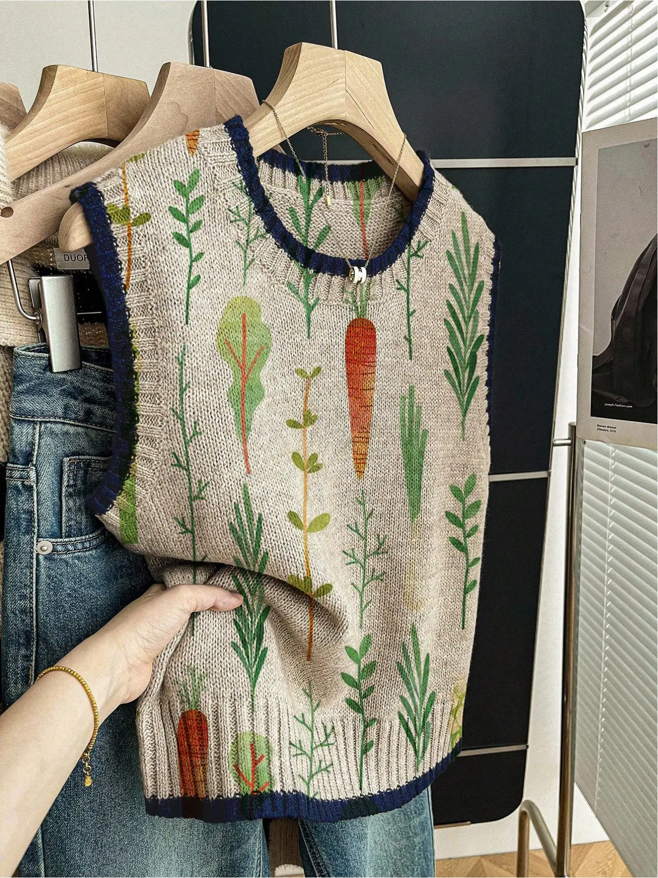 1 piece + Spring and summer back-to-school casual style loose round-neck sleeveless woolen knitted top with dark blue border and patchwork green plant print, women's outerwear, paired with a vest, worn alone, Womenswear
