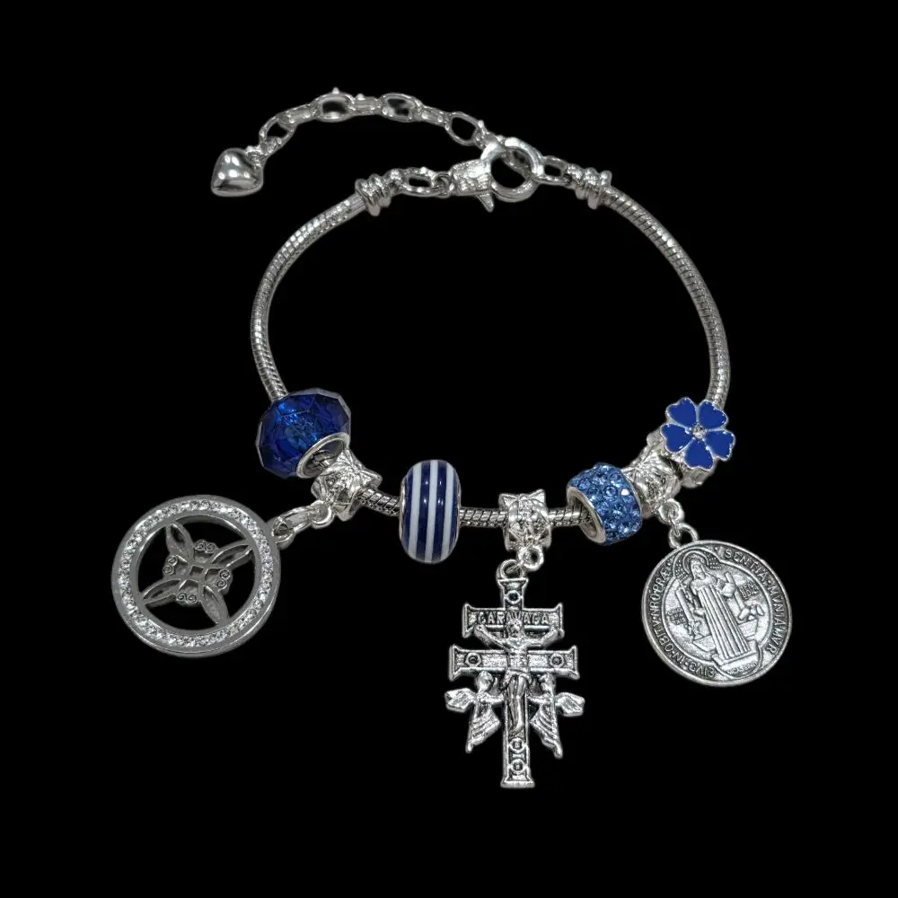 triple protección blue bracelet, nudo de bruja, cruz de Caravaca, medalla de San Benito