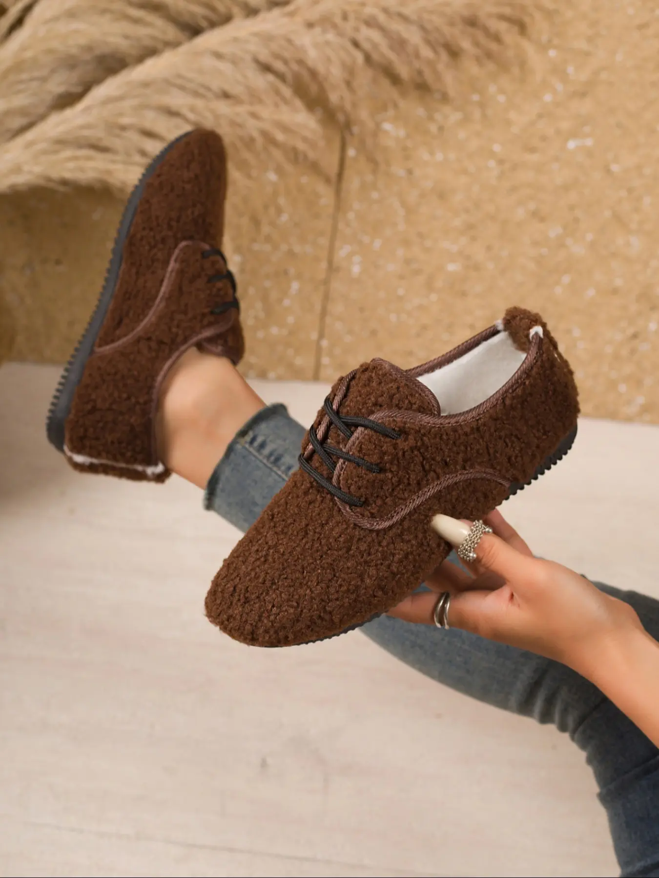 New autumn/winter style sheepskin padded lace-up woolen shoes for ladies. Soft and warm winter footwear, suitable for cold weather, comfortable outdoor women's shoes.