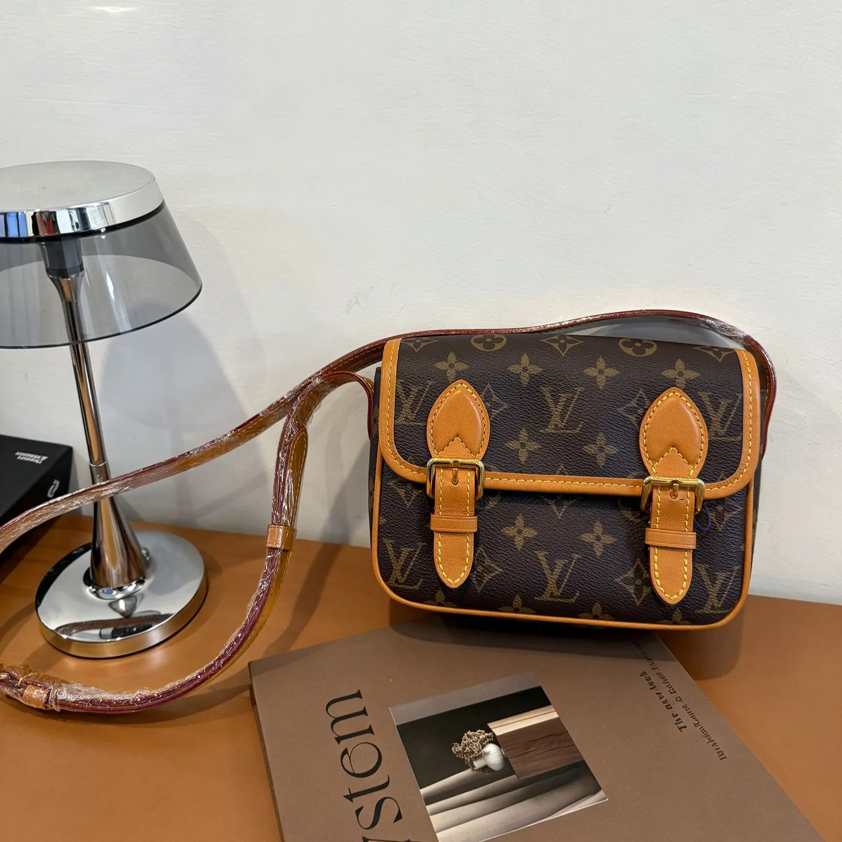 Pre-owned Louis Vuitton Satchel Wearable Wallet AS260527009