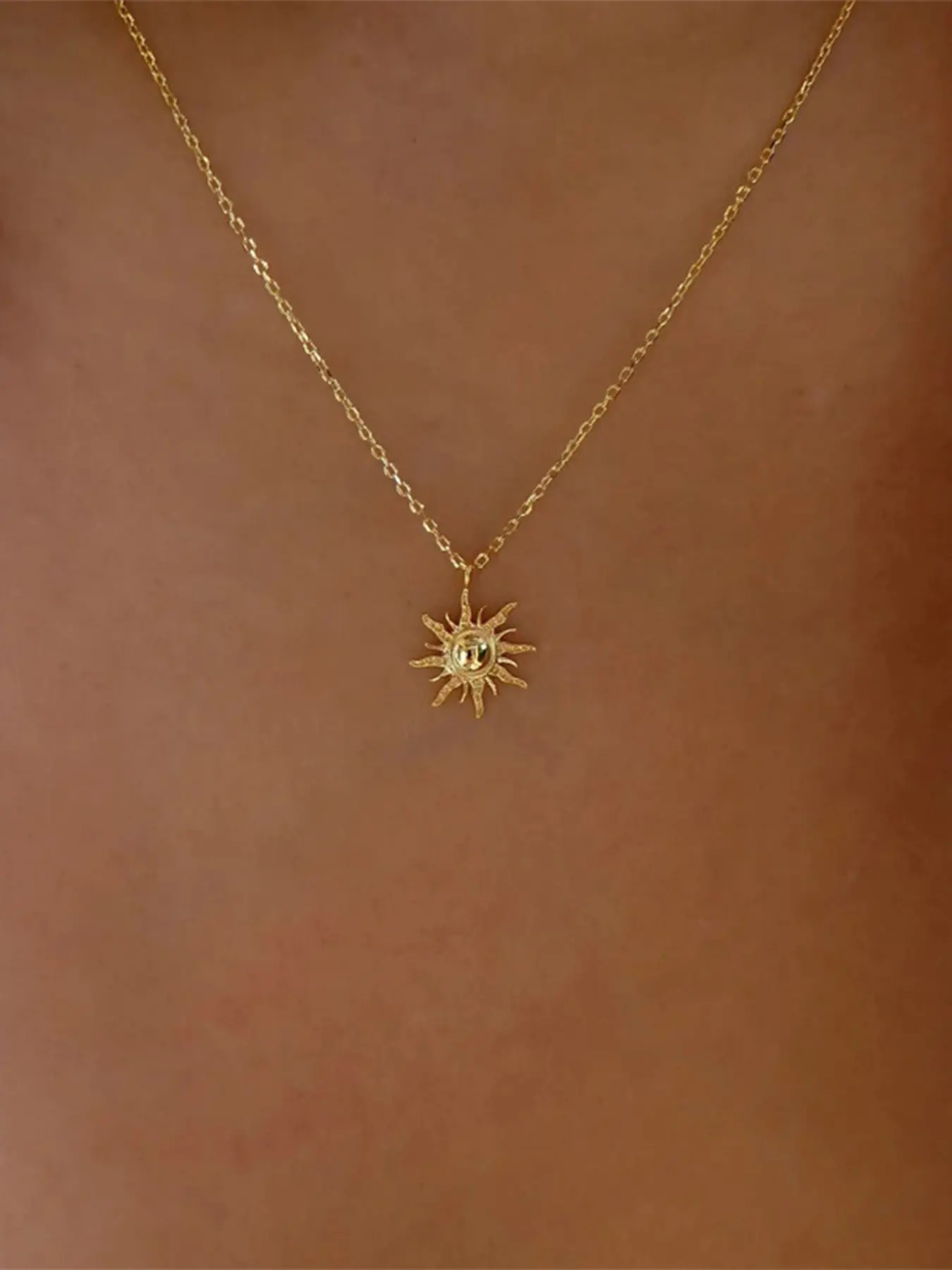Elegant Sunburst Pendant Necklace, Alloy Material, Jewelry Accessory, Perfect Gift for Parties & Daily Wear, Ideal for Friends & Family, Fashionable Accessory