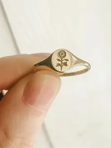 1 PC Hot Simplicity Casual Sunflower Unique Rings for Women Exquisite Trendy All-match Engagement Wedding Ring Personalized Ladies Fashionable Jewelry for Party Daily Clothing Decor Accessories as Anniversary Birthday Valentine's Day Gift for Girlfriend