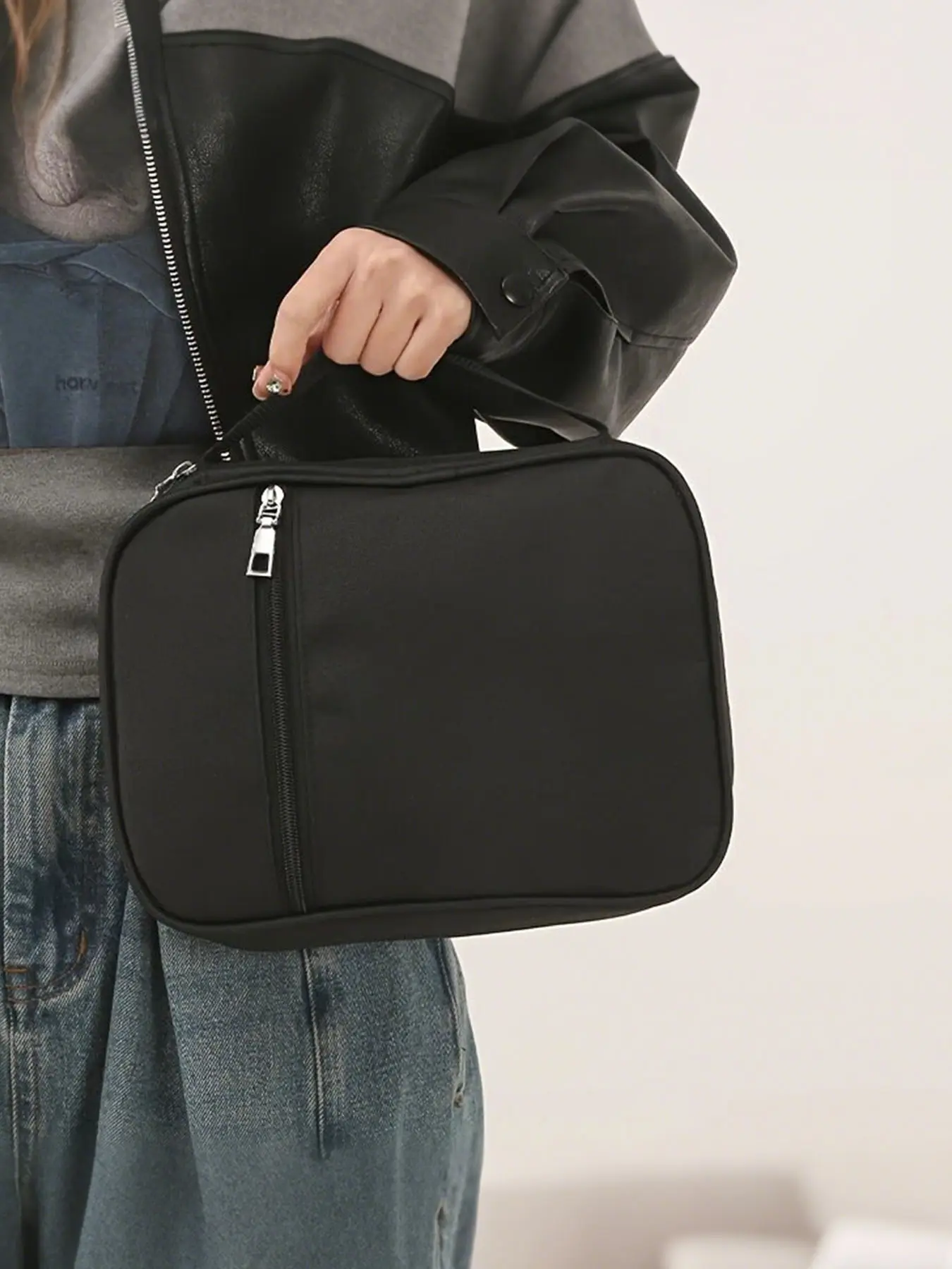 Portable Handbag, Black Multi-functional Bag. Handbag, Stylish, Simple, Versatile Design, Storage Bag. Suitable for Storing Everyday Necessities, And Suitable for Both Men and Women. Valentine's Day Gift, Handbag Gift, For Family and Friends. Zipper