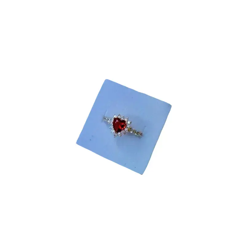 Anillo de piedra roja con sirconiss blancas al rededor
