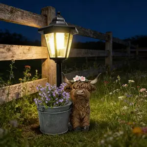 1 Piece Outdoor Highland Cow Statue Lamp, Resin Animal Sculpture with Solar Light & Flower Pot, Funny Garden Ornament for Lawn Porch Balcony Decor, Perfect Gift for Mom & Female Friends