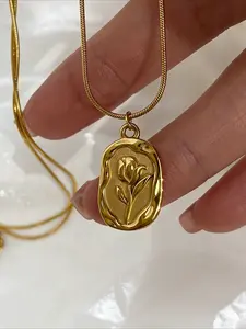 1 Piece of Stainless Steel Rose Necklace for Ladies, An Elegant Wedding and Valentine's Day Gift, A Rose Pendant Suitable for All Seasons, An Anniversary or Gift for Her, and A Durable Chain Suitable for Daily Commuting, Parties, and Gift Giving