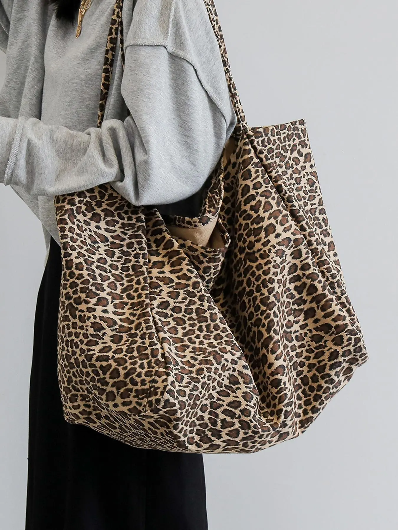 New Retro Spice Babe Light Leopard Print Tote Bag, Large Capacity Commuter Shopping Bag, Perfect for Street Party, Casual tote bag, Casual Trendy Bag, Stylish Versatile Bag