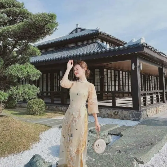Áo Dài Vàng Organza 4 tà đính kết kèm quần - Vietnamse tradional dress with pant