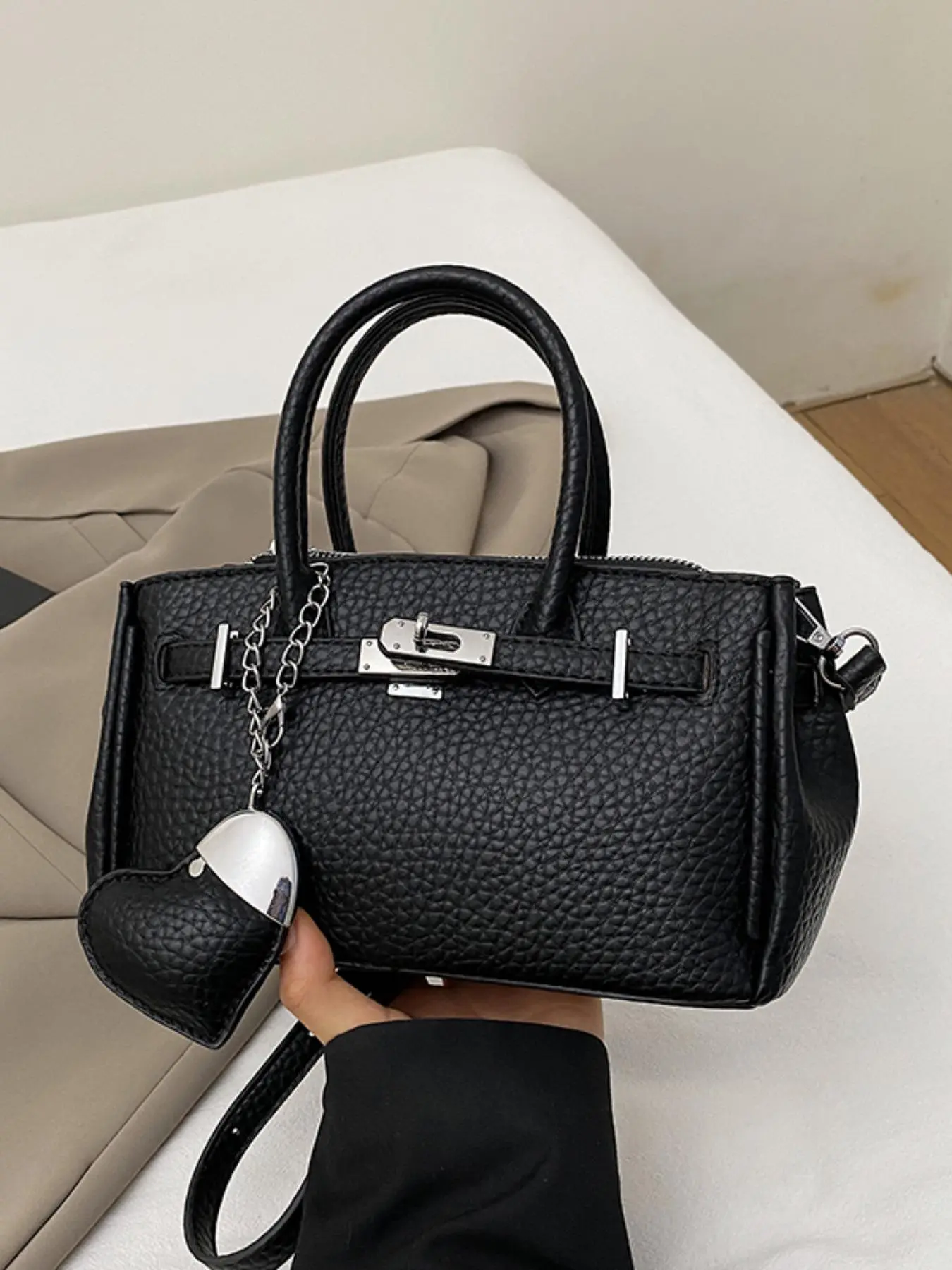 Women's Fashionable Heart Shaped Crossbody Bag, Casual Versatile Handbag with Detachable Heart Shaped Charm, Trendy All-match Commuter Bag for Work & Daily Used, Casual Commuting Handbag