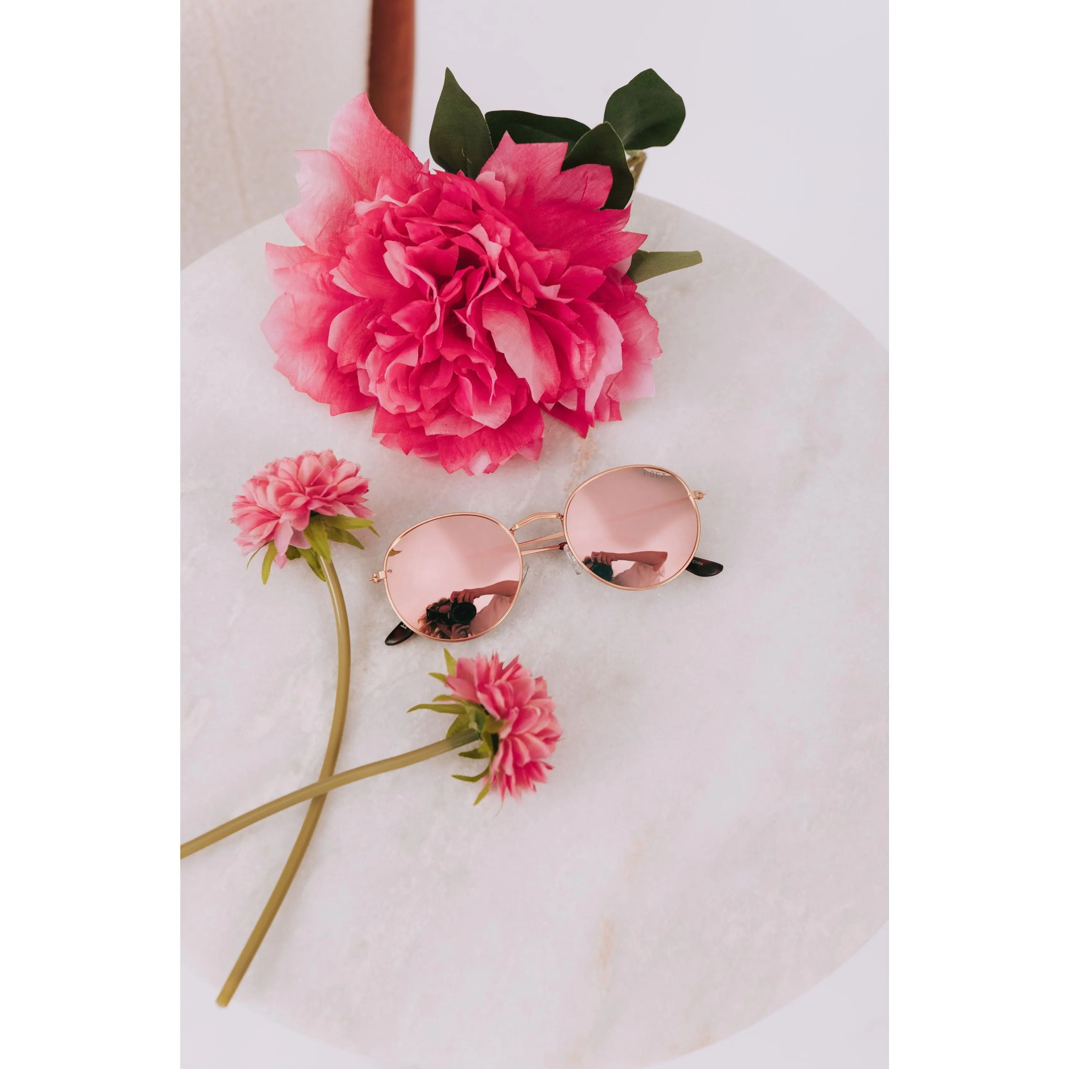 Women's Chic Statement Sunglasses, Rose Gold Full Rim Frame with UV Protection Lens, Stylish Eyewear Fashion Accessories for Summer, Stylish Accessories, Gold-Accented Women's Sunglasses