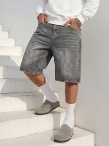 Men's gray straight tube flame set diamond jeans, handcrafted black sparkling diamonds outline dynamic flame patterns along the pants seam, straight tube design combined with vintage base color, high-profile party trend design.