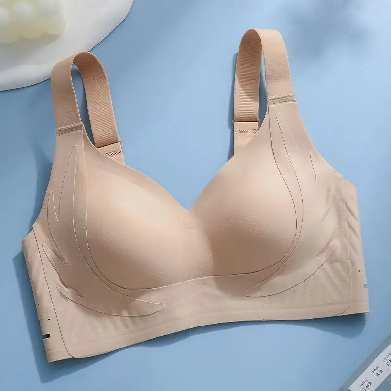 Women’s wire-free bra with wing lift, 3D one-piece support, seamless invisible soft cups, pressure-relieving wide straps, suitable for fuller bust shapes, comfortable all-day wear.