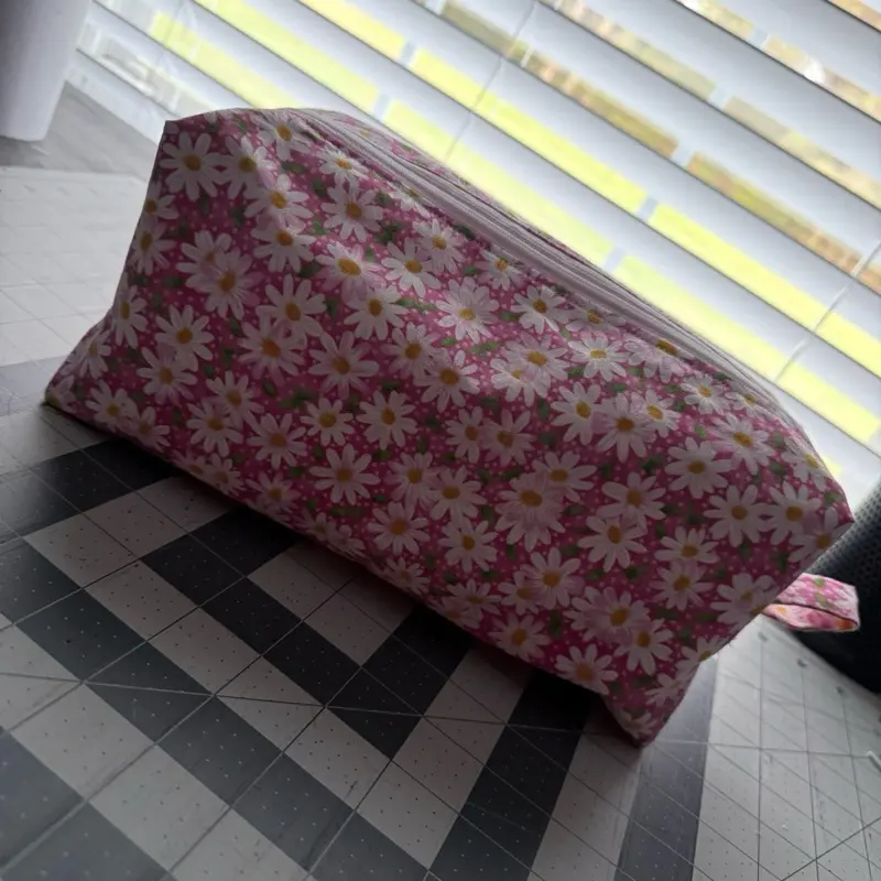 Make-up Bag - Pink Daisy Print Travel Organizer for Cosmetics and Accessories