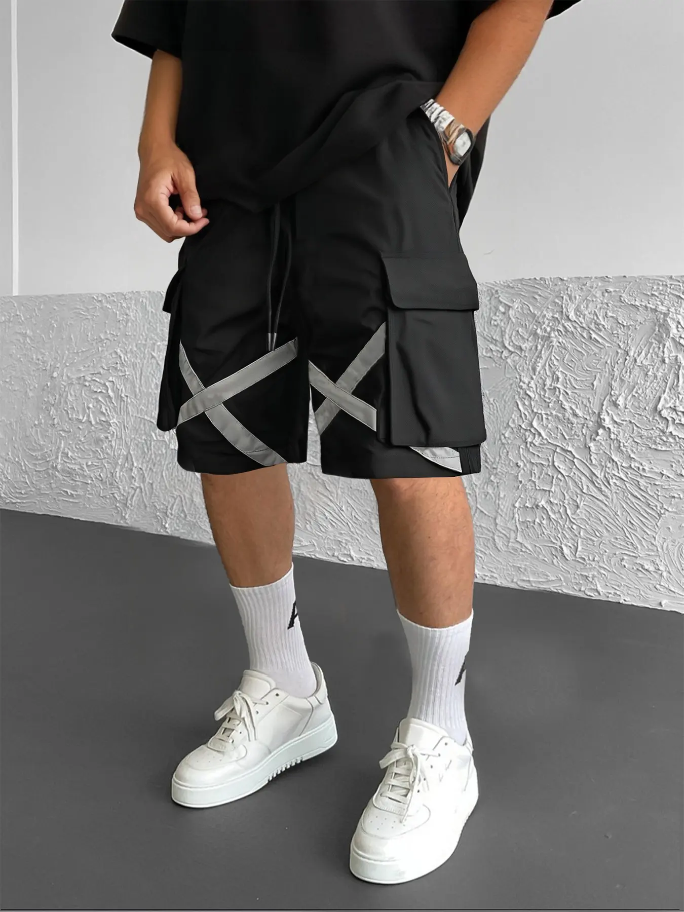 Men’s black tactical cargo shorts; Y2K functional gray-black crisscross striped drawstring pants; American street-style reflective striped drawstring casual athletic wear; suitable for outdoor everyday multi-scene outfits.