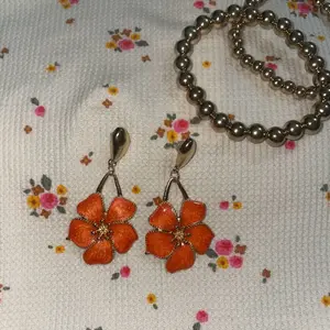Pendientes Ideal for Travel Vacations Perfect for Beach Wear Women's Floral Earrings in Vibrant Orange Color