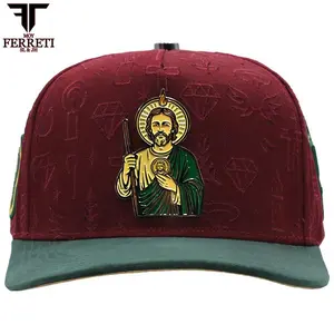 La Ferreti FT172 San Judas Tadeo en color vino es el equilibrio perfecto entre devoción y distinción, diseñada exclusivamente para quienes no temen destacar con carácter.  Color: Vino