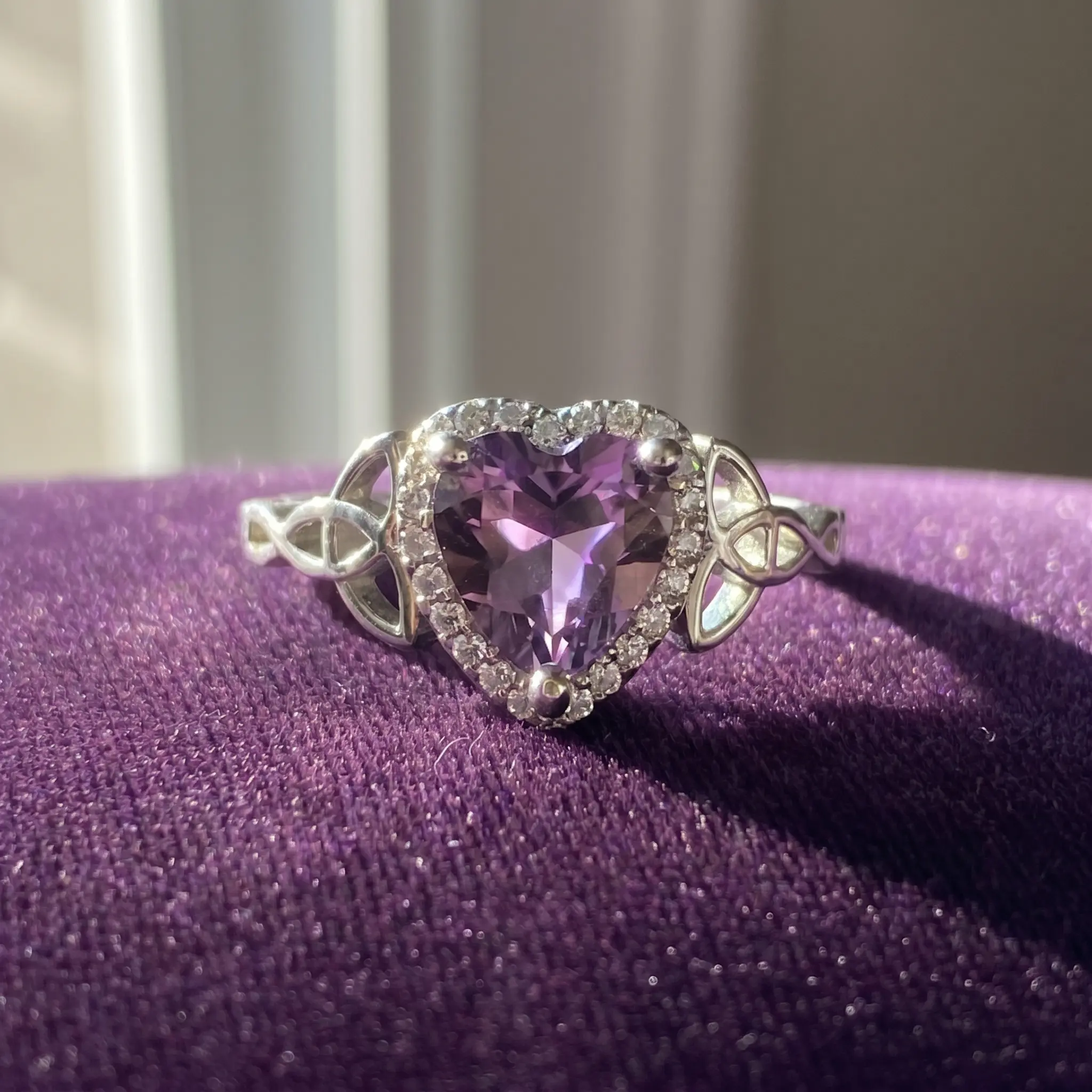 Women's S925 Sterling Silver Elegant Engagement Ring, Purple Heart-Shaped Artificial Gemstone Ring with Protection Celtic Knot, Simple Design for Birthdays, Valentine's Day Jewelry, Elegant Engagement Rings