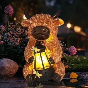 DKJOCKY Highland Cow Garden Decor Statue with Solar Light Lantern, Birthday Gifts for Women Mom Grandma, Funny Waterproof Resin Figurine Outdoor Decorations for Yard Patio Lawn Balcony Porch