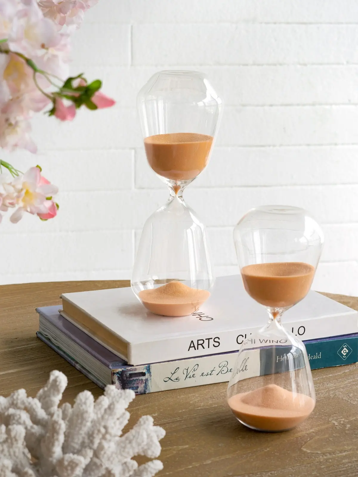 Set of 2 Decorative Hourglass Timers, Clear Glass Sand Timer with Terracotta Sand, 30-Minute & 45-Minute Hourglasses for Desk, Living Room, Bedroom, Office & Home Decor