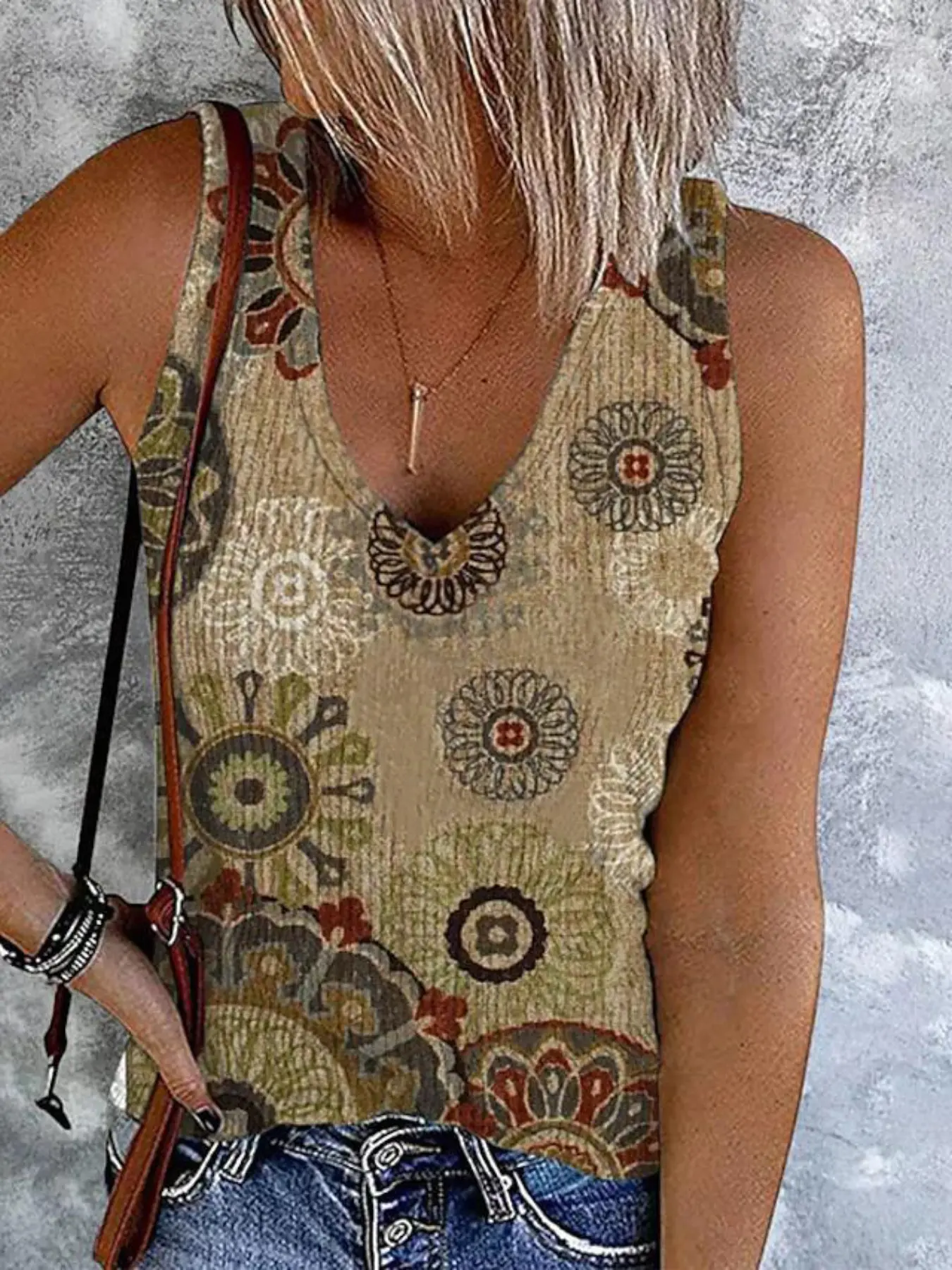 Bohemian Print Tank Top, Breathable Summer Top, V-Neck Casual Boho Sleeveless Women's T-Shirt, Comfortable Daily Wear, Floral Pattern, Fitted Style, Boho Fashion
