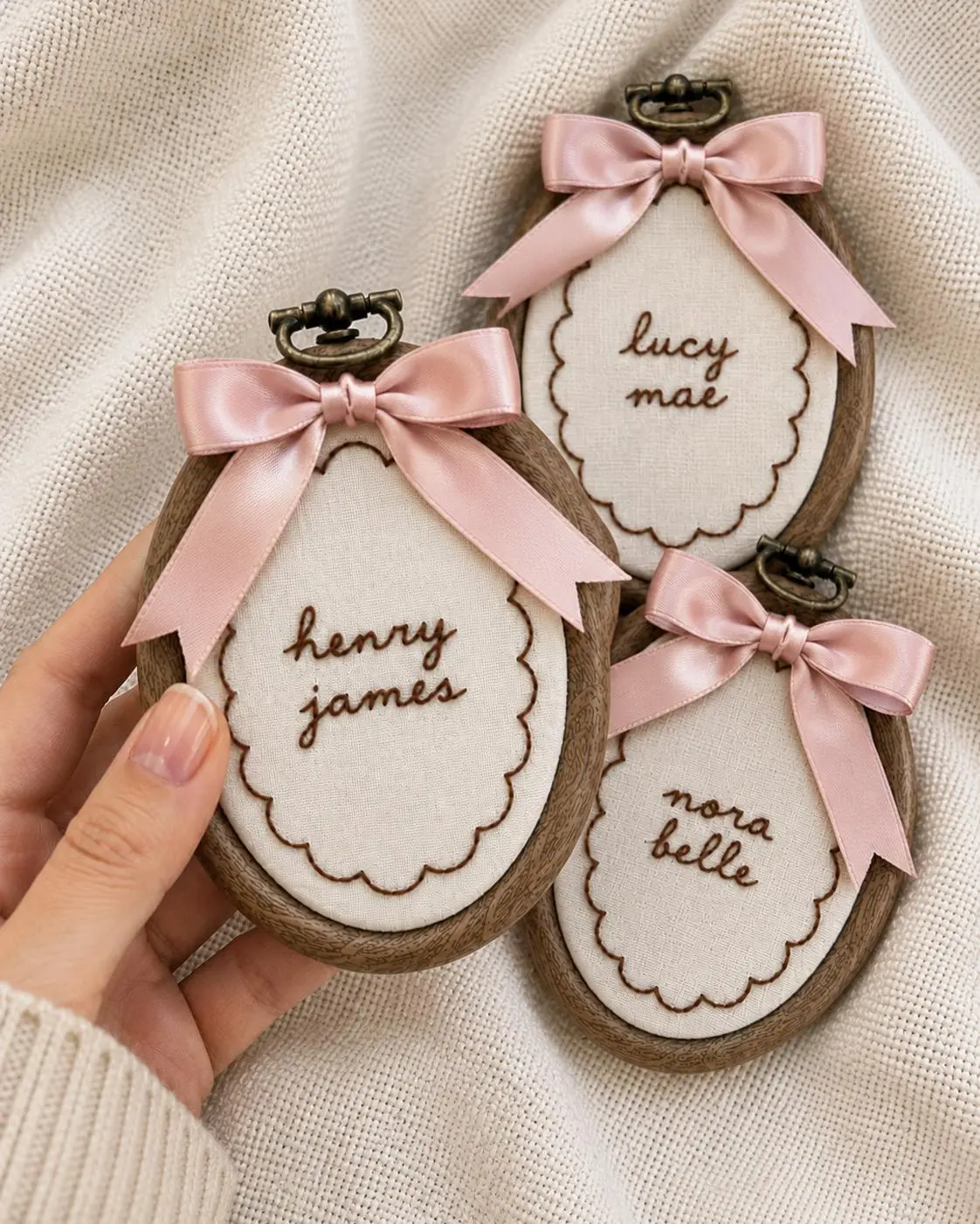 [Made-to-Order] Custom Scalloped Border Names Embroidered Ornament, Custom Name Sign, Embroidered Hoop Gift for Girls