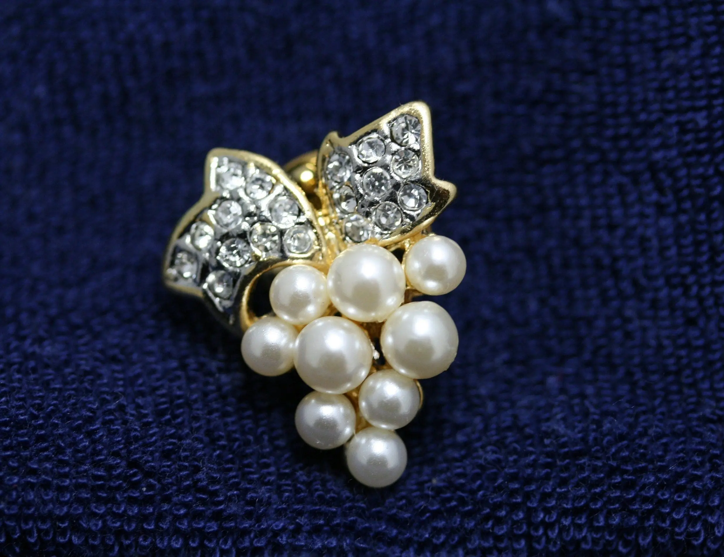 Women's Gold-Plated Grape Cluster Brooch with Faux Pearls, a Luxury Fashion Pin Featuring Paved Crystal Leaf Accents, Polished Finish, Simulated Pearl Grapes, Formal Wear, Tac Clip, Bunch Of Grapes