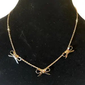 Klinn Accessories Good Things Come in 3 bow necklace