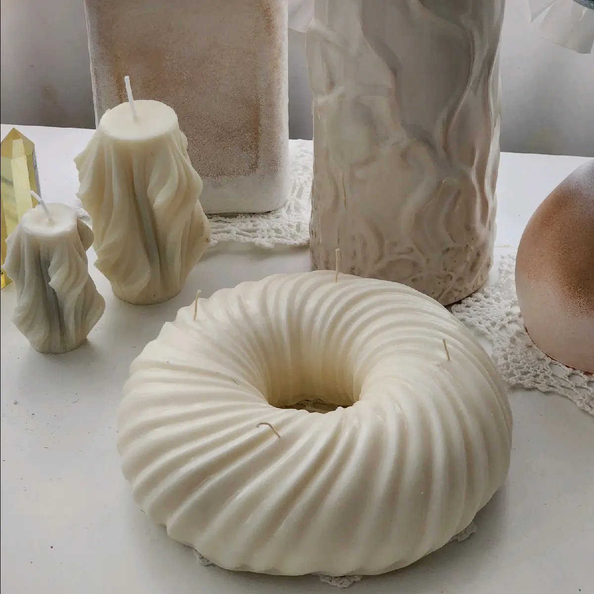 Large round minimalism candle