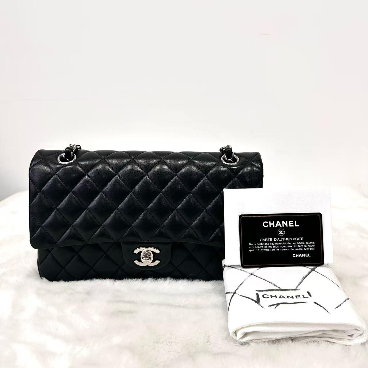 Pre-owned CHANEL Black Lambskin Medium Classic Flap |21345581