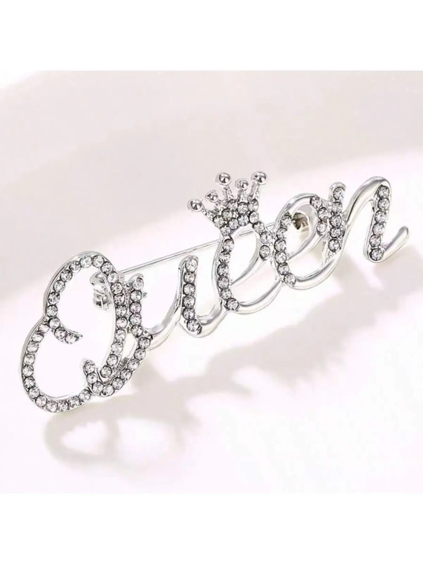 1pc Exquisite Letter Queen Bridal Brooch All-Match Personality Alloy Brooch Pin Ins High-End Brooch Summer Corsage Temperament New Accessories Jewellery Jewelry