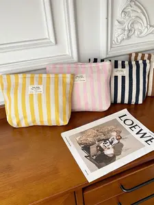 1 piece of fresh striped clutch, a multifunctional portable clutch cosmetic bag, exquisite and practical, can easily store daily lipsticks, powder, eyebrow pencils and other beauty items, simple zipper design, easy to open and close