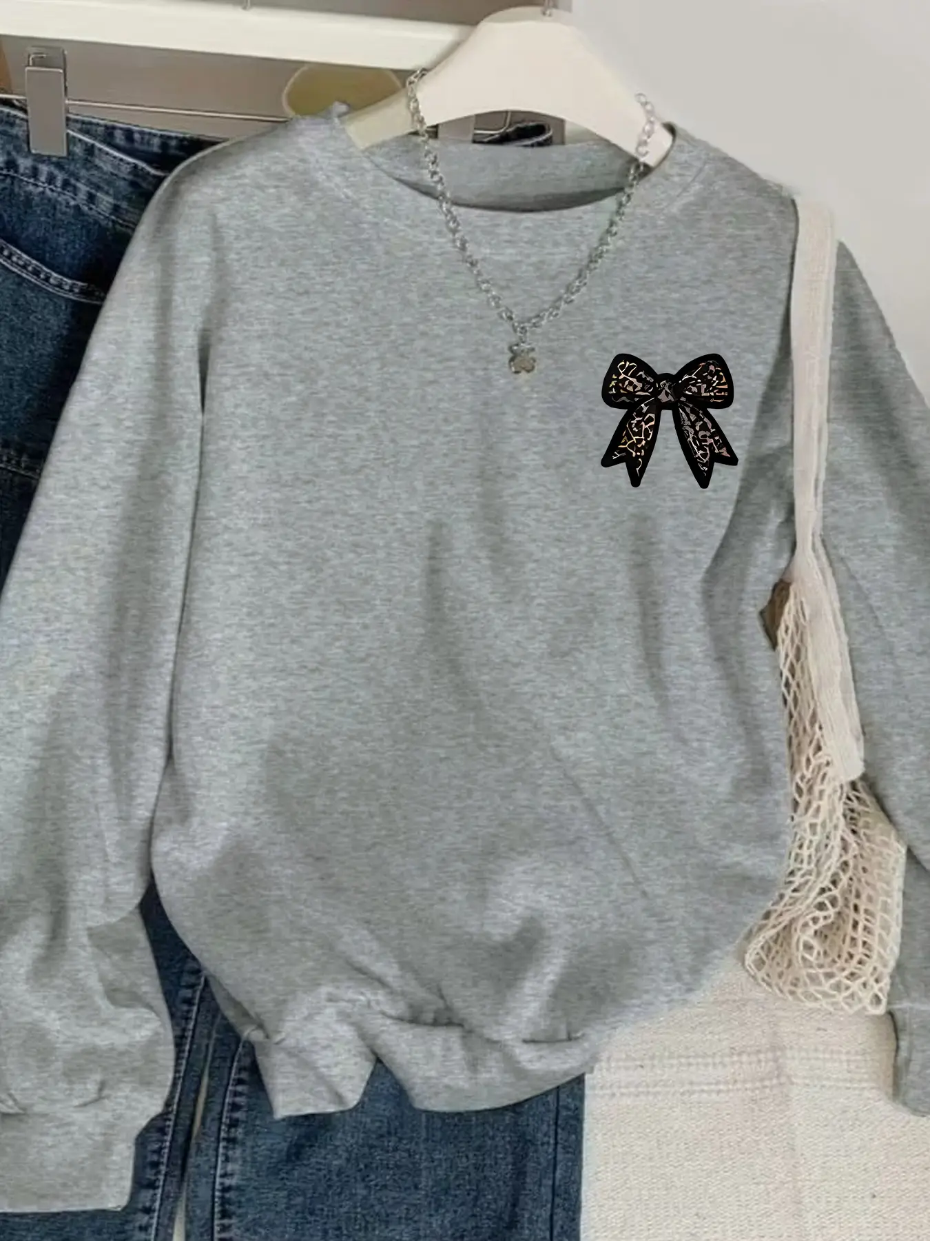 Women's Long Sleeve Leopard Bow Graphic Sweatshirt, Casual Cozy Pullover, Small Leopard Print Accents, Fitted Casual Round Neck Top, Fall & Winter Fashion, Stylish and Comfortable Daily Wear