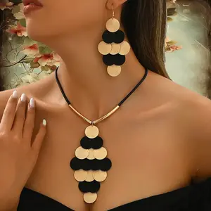 A set of elegant and simple metal disc two-tone combination earrings and necklace set with a trendy ins-inspired design