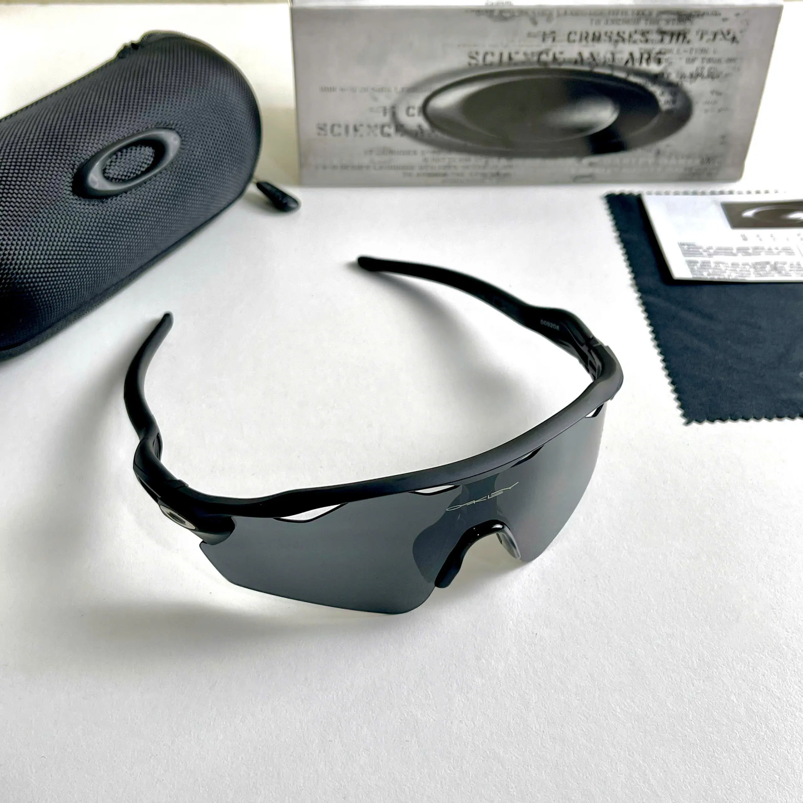 Oakley Cycling Sunglasses Lightweight Wraparound Sport Eyewear UV400 for Men Women Outdoor Activities