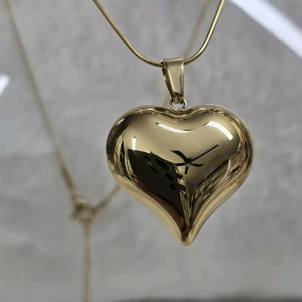 # 0050 Cadena Delgada con dije de corazon inflado acero inoxidable con ban̈o de oro 14k