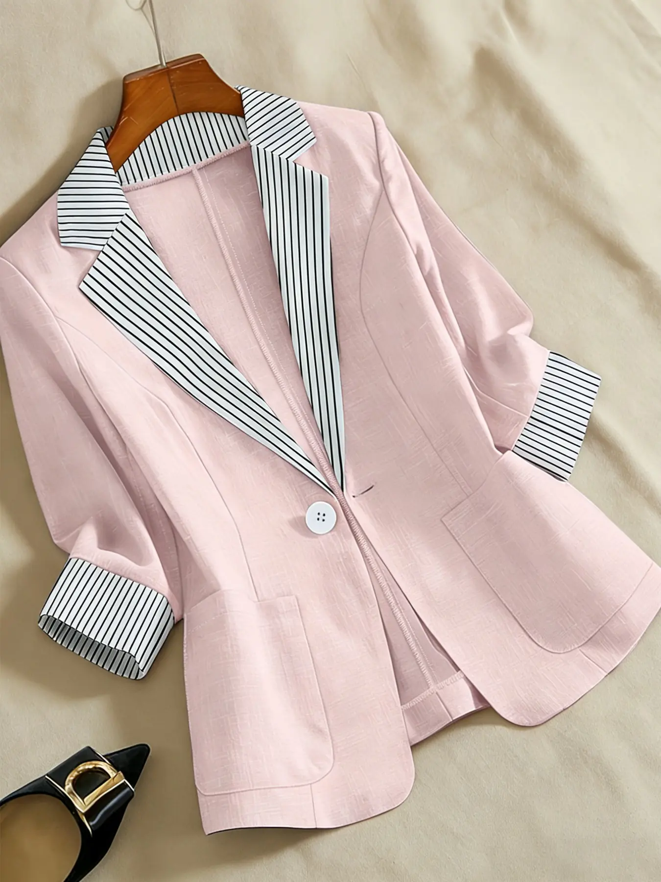 A women's contrasting stripe lapel single-breasted pocket design striped suit jacket, suitable for summer, suitable for daily attendance, street photography and other occasions