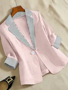 A women's contrasting stripe lapel single-breasted pocket design suit jacket, suitable for summer, suitable for daily attendance, street photography and other occasions