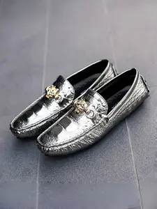 Men's Glossy Crocodile Texture Bean Shoes, Commuter & Fashionable Wear, Leather-Like Finish, Unique Metal Buckle Design