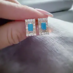 Carlota’s earrings