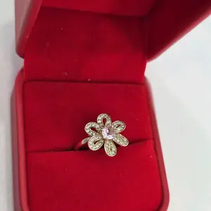 Flower Ring 14kt with Center Stone and Decorative Edges size 6