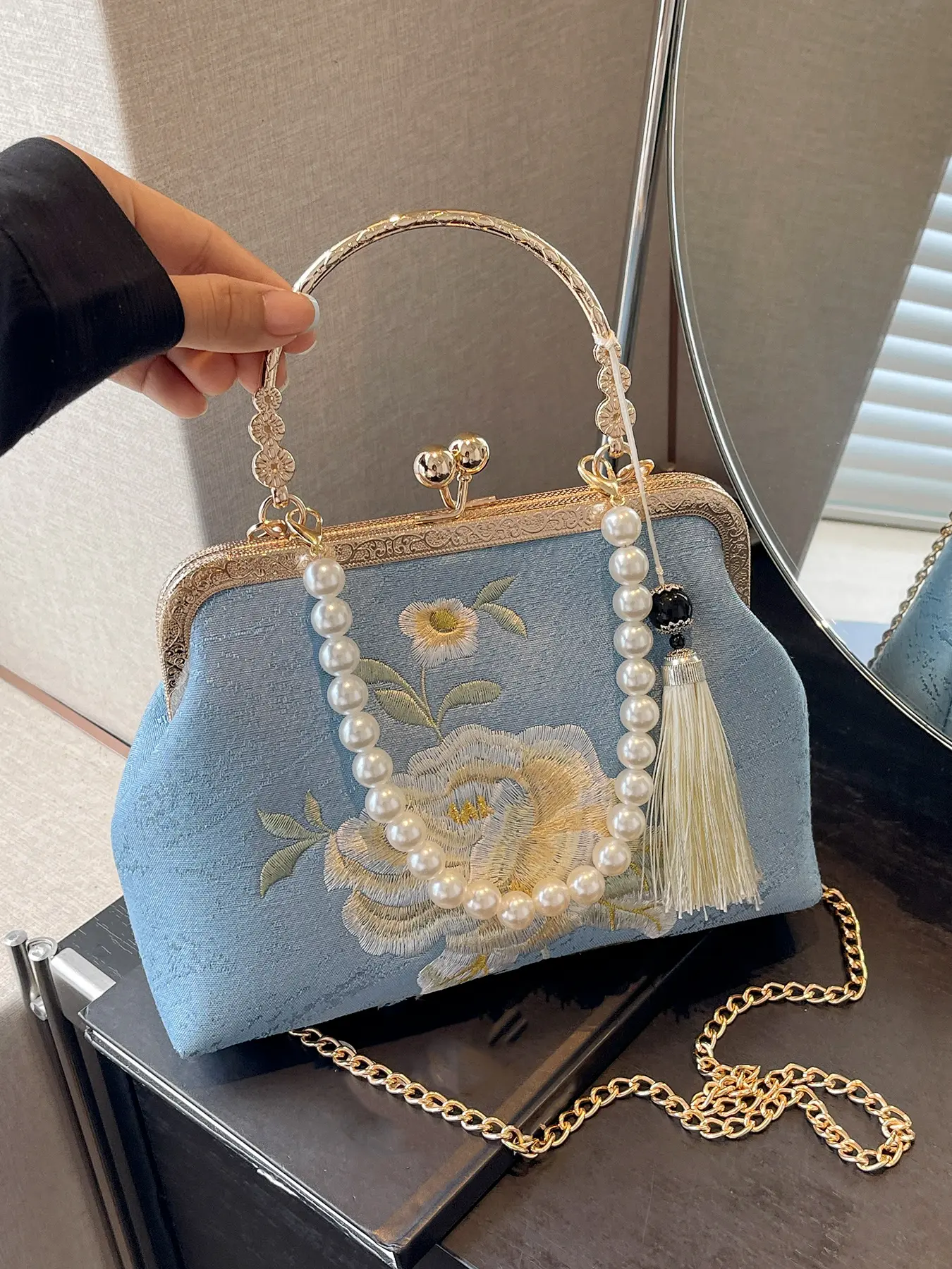 A niche retro jacquard embroidered pearl aesthetic handbag with tassel decoration and metal crossbody chain. It can be carried by hand or worn crossbody. It is small and exquisite, suitable for attending banquets, taking photos, etc. Chic Vintage Handbag