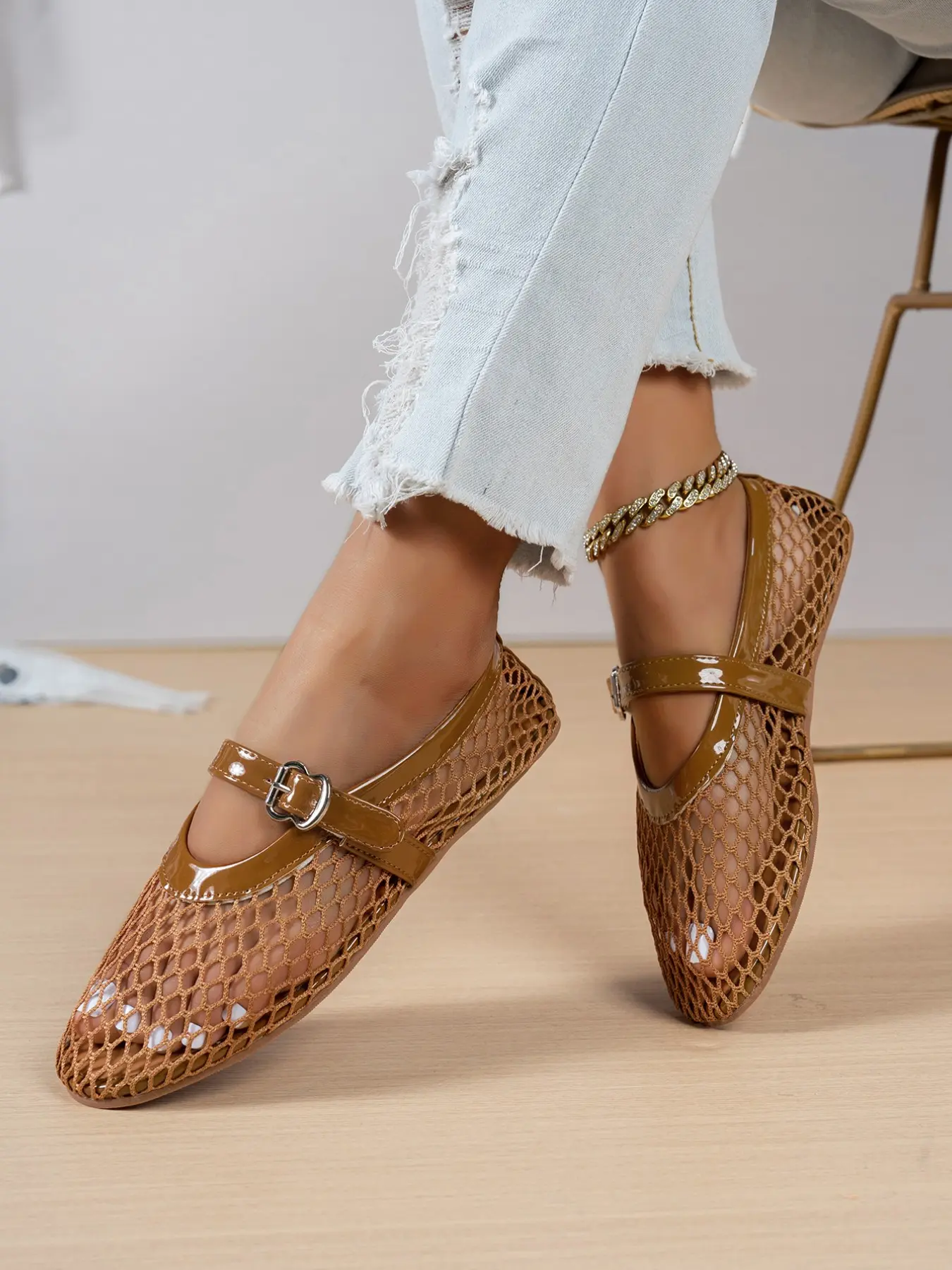 Women's Hollow-Out Mesh Flat Sandals with Adjustable Buckle, Round Toe, Lightweight Breathable Summer Shoes for Daily Wear, Fashionable Sandals