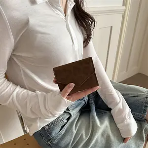A stylish leopard-print envelope wallet—a compact and exquisite card holder; a mini wallet that is both slim and practical.